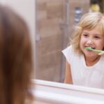 Come lavare i denti ai bambini, consigli e trucchi