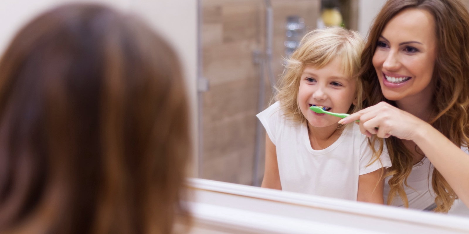 Come lavare i denti ai bambini, consigli e trucchi