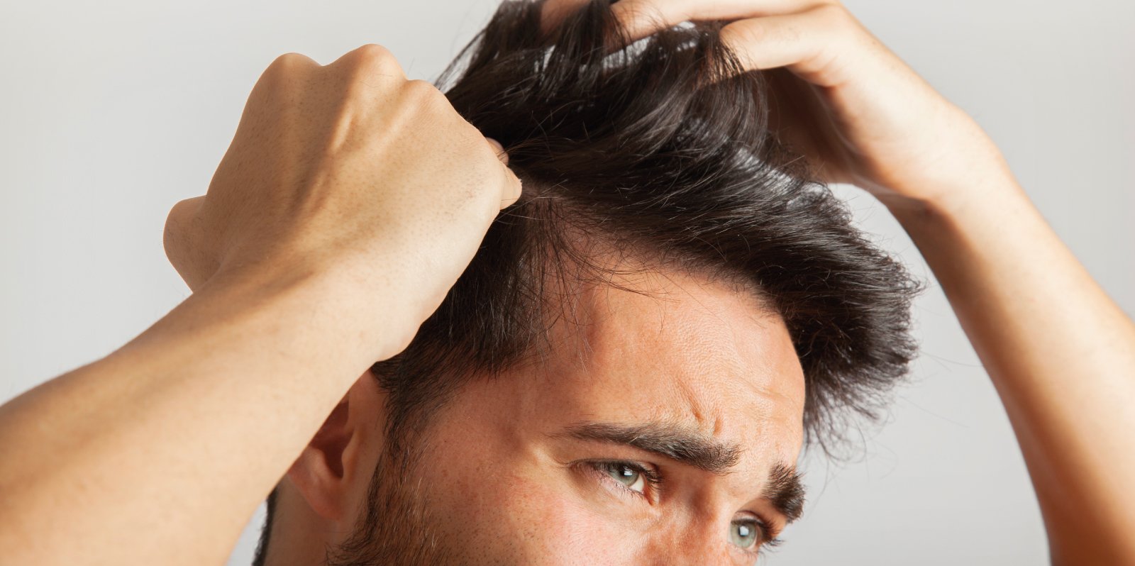 ragazzo che si gratta i capelli